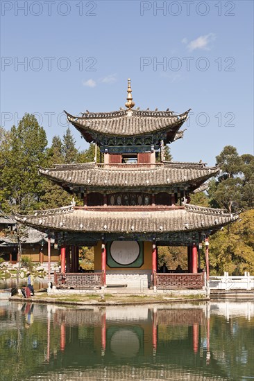 Deyue pavilion and Black Dragon Pool. Photo : Mel Longhurst