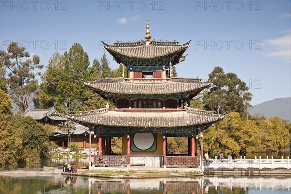 Deyue pavilion and Black Dragon Pool. Photo : Mel Longhurst