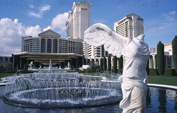 USA, Nevada, Las Vegas, Caesars Palace hotel and casino with headless statue in the foreground. 
Photo : Stephen Rafferty