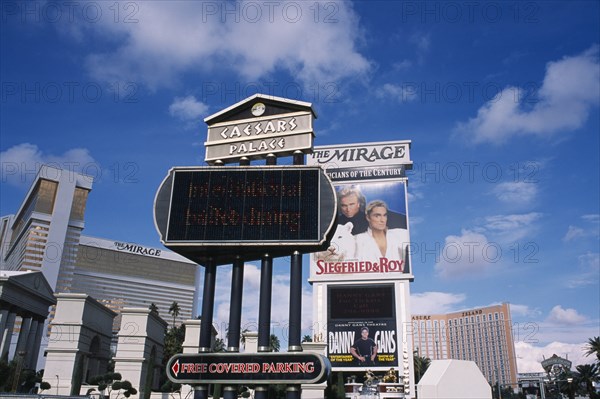 USA, Nevada, Las Vegas, Mirage hotel and casino with signs for Caesars Palace with Siegfield & Roy in the foreground. 
Photo : Stephen Rafferty