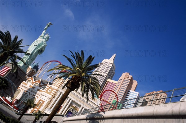 USA, Nevada, Las Vegas, New York New York hotel and casino exterior with scale models of NYC skyline and elevated walkway from MGM Grand. 
Photo : Stephen Rafferty