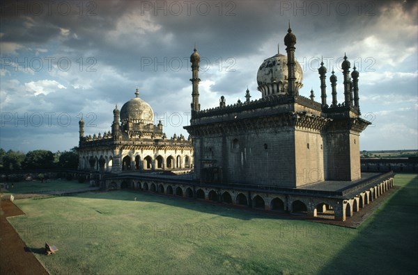 India, Karnataka, Bijapur, Ibrahim Rauza tomb constructed by Ibrahim Adil Shah II for Queen Taj Sultana in the seventeenth century. 
Photo : Tim Beddow