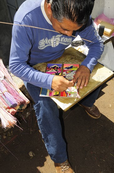 Mexico, Puebla, Cholula, Artist making reed paintings. 
Photo : Nick Bonetti