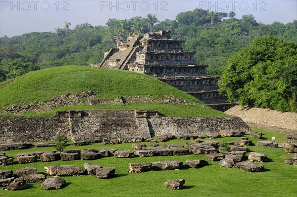 Mexico, Veracruz, Papantla, El Tajin archaeological site Pyramide de los Nichos and the Juegos de Pelota Norte. 
Photo : Nick Bonetti