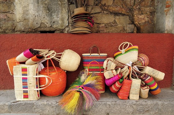 Mexico, Bajio, San Miguel de Allende, Colourful straw baskets for sale in the market. 
Photo : Nick Bonetti