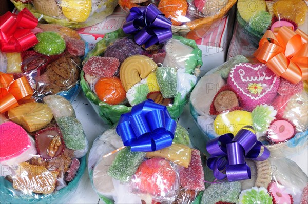 Mexico, Puebla, Markets, Packages of brightly coloured sweets. 
Photo : Nick Bonetti