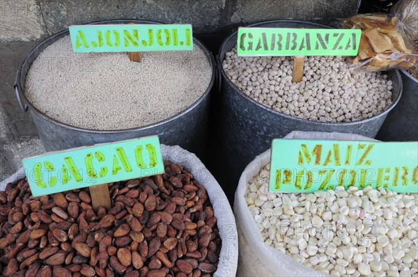 Mexico, Oaxaca, Pulses and maize for sale in the market. 
Photo : Nick Bonetti