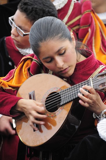 Mexico, Bajio, Guanajuato, Musician playing stringed instrument in the Jardin de la Union. 
Photo : Nick Bonetti