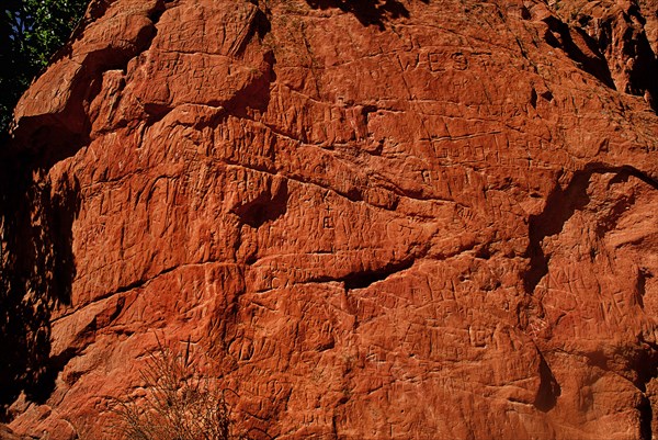USA, Colorado, Colorado Springs, Garden of the Gods public park detail of scratched rock face. 
Photo : Hugh Rooney