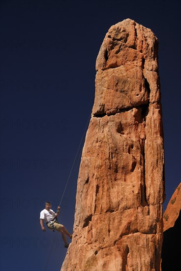 USA, Colorado, Colorado Springs, Garden of the Gods public park rock climber on pinnacle formation. 
Photo : Hugh Rooney
