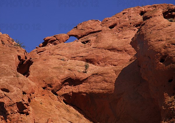 USA, Colorado, Colorado Springs, Garden of the Gods public park. Rock formation against blue sky. 
Photo : Hugh Rooney