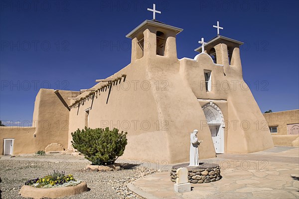 USA, New Mexico, Taos, Church of San Francisco de Asis. Angled view of church exterior with adobe style architecture. 
Photo : Hugh Rooney