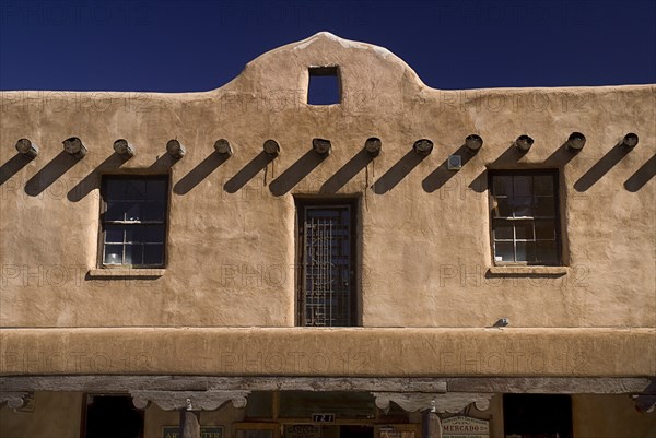 USA, New Mexico, Taos, Detail of adobe style architecture. 
Photo : Hugh Rooney