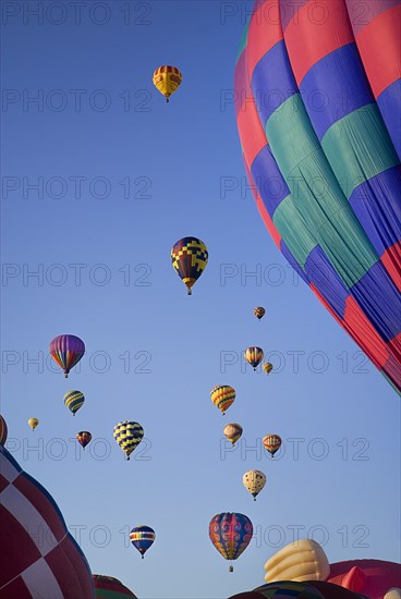 USA, New Mexico, Albuquerque, Annual balloon fiesta. Colourful hot air balloons. 
Photo : Hugh Rooney