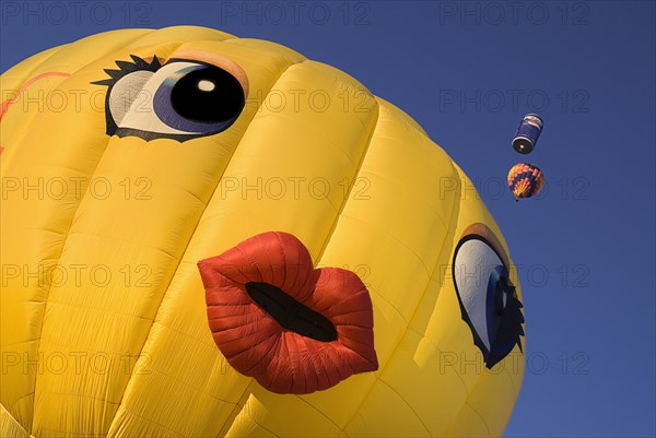 USA, New Mexico, Albuquerque, Annual balloon fiesta colourful hot air balloons. 
Photo : Hugh Rooney
