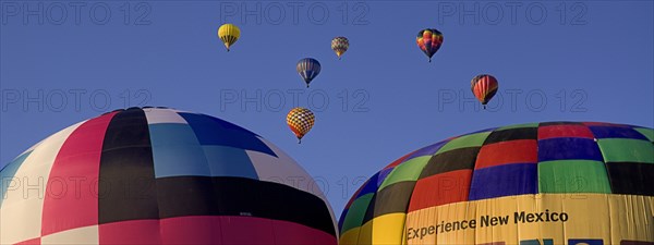 USA, New Mexico, Albuquerque, Annual balloon fiesta colourful hot air balloons. 
Photo : Hugh Rooney