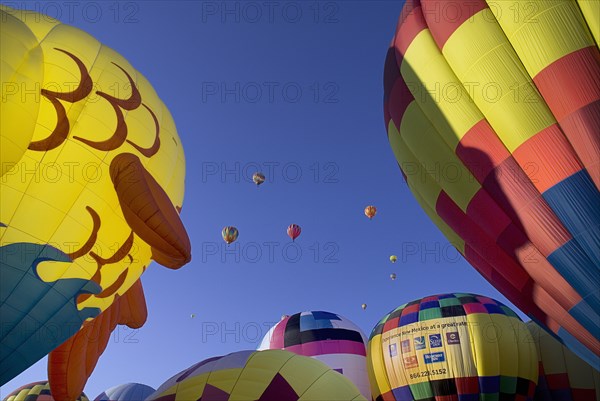 USA, New Mexico, Albuquerque, Annual balloon fiesta. Colourful hot air balloons. 
Photo : Hugh Rooney