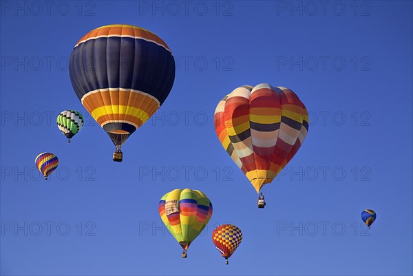 USA, New Mexico, Albuquerque, Annual balloon fiesta colourful hot air balloons. 
Photo : Hugh Rooney