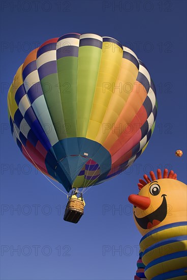 USA, New Mexico, Albuquerque, Annual balloon fiesta colourful hot air balloons. 
Photo : Hugh Rooney