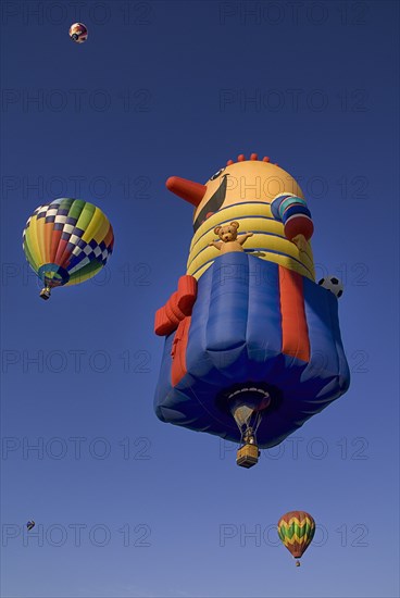 USA, New Mexico, Albuquerque, Annual balloon fiesta colourful hot air balloons ascending. 
Photo : Hugh Rooney