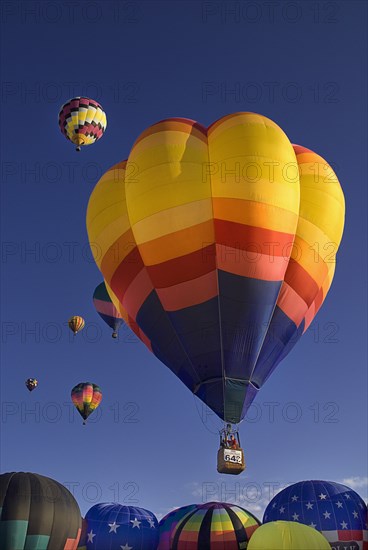 USA, New Mexico, Albuquerque, Annual balloon fiesta colourful hot air balloons in flight. 
Photo : Hugh Rooney