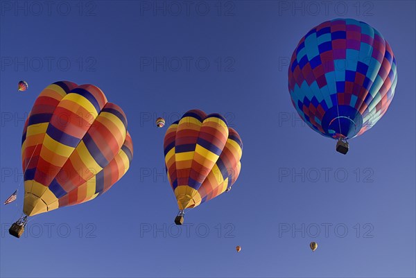 USA, New Mexico, Albuquerque, Annual balloon fiesta colourful hot air balloons ascending. 
Photo : Hugh Rooney