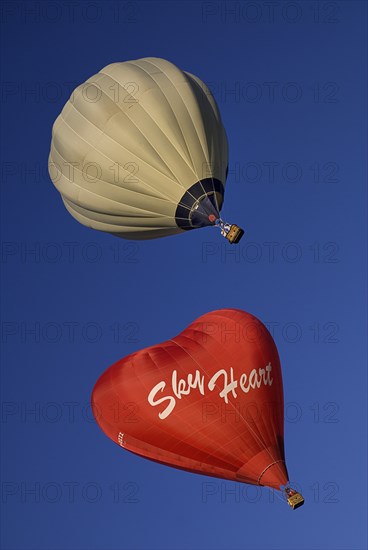 USA, New Mexico, Albuquerque, Annual balloon fiesta colourful hot air balloons. 
Photo : Hugh Rooney