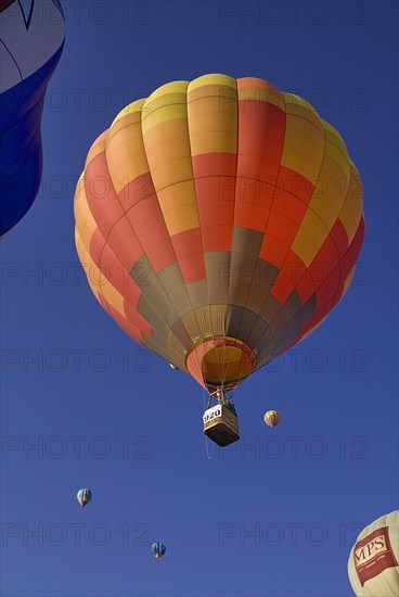 USA, New Mexico, Albuquerque, Annual balloon fiesta colourful hot air balloons ascending. 
Photo : Hugh Rooney