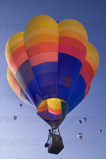 USA, New Mexico, Albuquerque, Annual balloon fiesta colourful hot air balloons ascending. 
Photo : Hugh Rooney