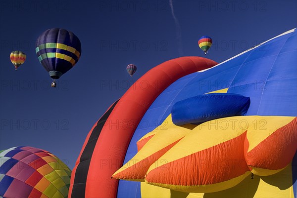 USA, New Mexico, Albuquerque, Annual balloon fiesta colourful hot air balloons. 
Photo : Hugh Rooney