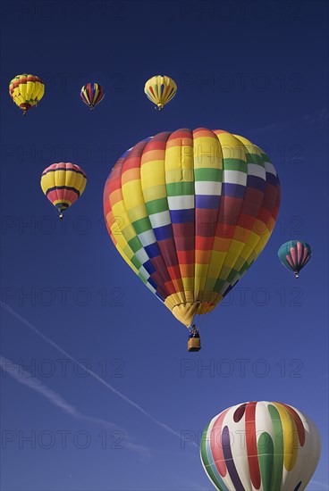 USA, New Mexico, Albuquerque, Annual balloon fiesta colourful hot air balloons in flight. 
Photo : Hugh Rooney