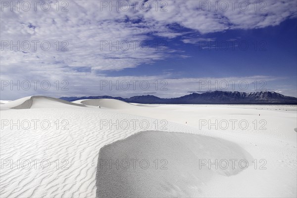 USA, New Mexico, Otero County, White Sands National Monunment. Landscape of white sand dunes with dramatic cloudscape above. 
Photo : Hugh Rooney