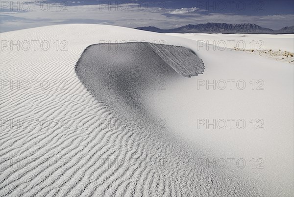 USA, New Mexico, Otero County, White Sands National Monunment. Landscape of white wind rippled sand dune. 
Photo : Hugh Rooney