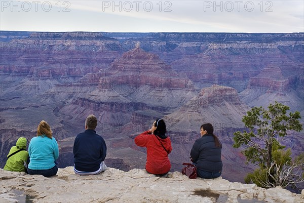USA, Arizona, Grand Canyon, Group of people observing the South Rim viewed from Yavapai Point. 
Photo : Hugh Rooney