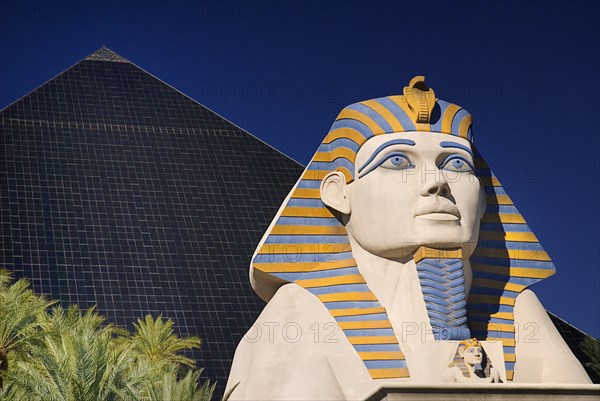 USA, Nevada, Las Vegas, The Strip exterior of the Luxor hotel and casino. Sphinx and Pyramid. 
Photo : Hugh Rooney