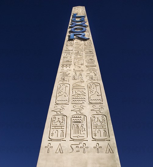 USA, Nevada, Las Vegas, The Strip exterior of the Luxor hotel and casino. Angled view of obelisk against a blue sky. 
Photo : Hugh Rooney