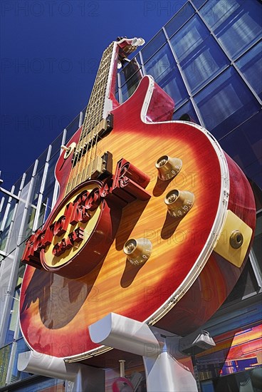 USA, Nevada, Las Vegas, The Strip exterior of the Hard Rock Cafe with detail of guitar sign. 
Photo : Hugh Rooney
