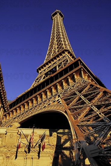 USA, Nevada, Las Vegas, The Strip replica Eiffel tower at the Paris hotel and casino. 
Photo : Hugh Rooney