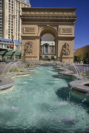USA, Nevada, Las Vegas, The Strip replica Arc de Triomphe at the Paris hotel and casino. 
Photo : Hugh Rooney