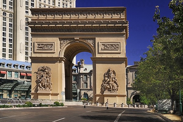 USA, Nevada, Las Vegas, The Strip replica Arc de Triomphe at the Paris hotel and casino. 
Photo : Hugh Rooney