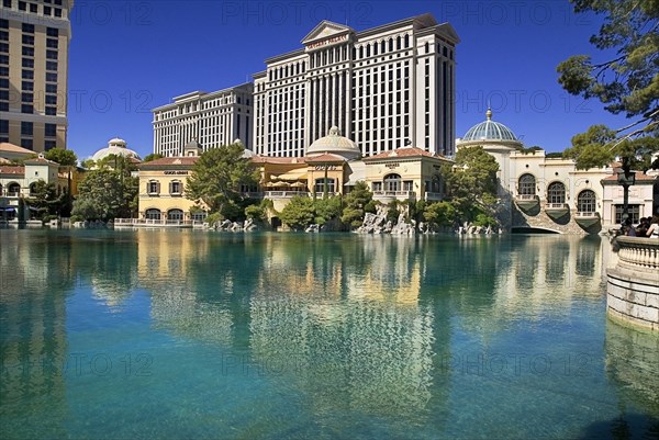 USA, Nevada, Las Vegas, The Strip view across the pool outside the Bellagio toward Caesars Palace hotel and casino. 
Photo : Hugh Rooney