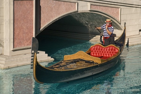 USA, Nevada, Las Vegas, The Strip gondola outside the entrance to the Venetian hotel and casino. 
Photo : Hugh Rooney