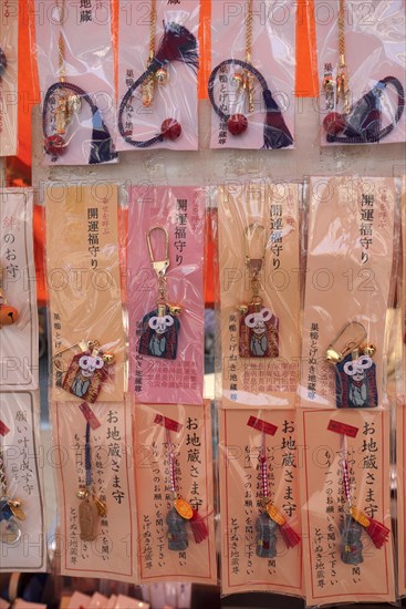 Japan, Honshu, Tokyo, Ginza. Display of keyrings and necklaces for sale. 
Photo : Jon Burbank