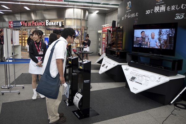 Japan, Honshu, Tokyo, Sony 3D televisions being demonstrated in shopping mall. 
Photo : Jon Burbank