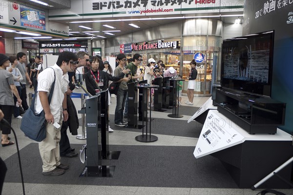 Japan, Honshu, Tokyo, Sony 3D televisions being demonstrated in shopping mall.
Photo : Jon Burbank