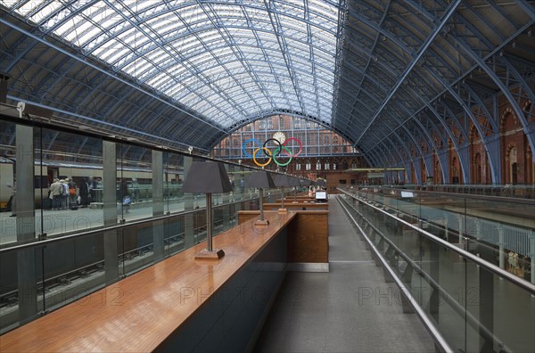 England, London, St Pancras railway station on Euston Road champagne bar and concourse. 
Photo : Stephen Rafferty