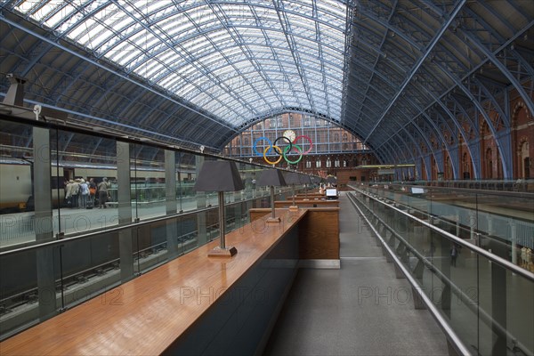 England, London, St Pancras railway station on Euston Road champagne bar and concourse. 
Photo : Stephen Rafferty