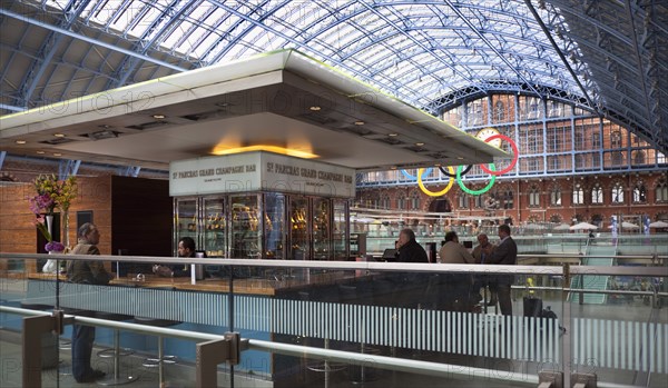 England, London, St Pancras railway station on Euston Road Searcys Grand Champagne bar and concourse. 
Photo : Stephen Rafferty