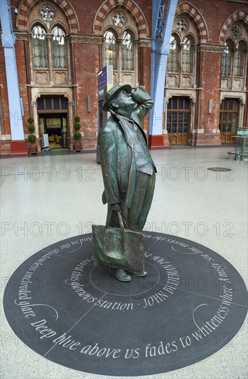 England, London, St Pancras railway station on Euston Road Statue of Sir John Betjeman. 
Photo : Stephen Rafferty