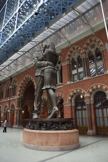 England, London, St Pancras railway station on Euston Road The Meeting Place statue by Paul Day. 
Photo : Stephen Rafferty